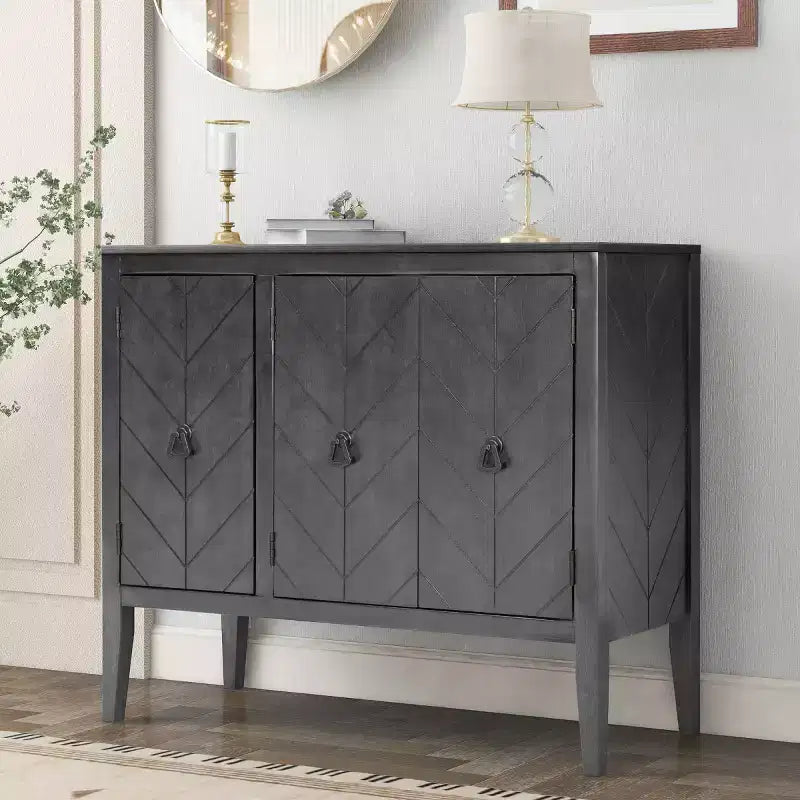 37 Armario aparador, armario de almacenamiento tipo bufé de madera de 3 puertas con puertas con patrón de ranura en V y tiradores de anillo retro