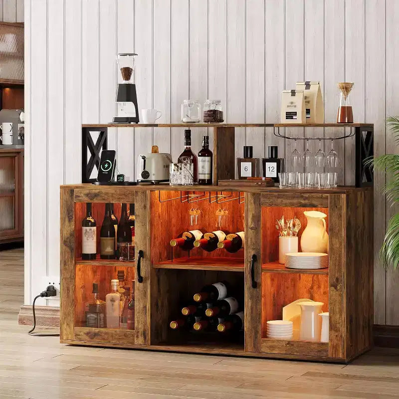 Vinoteca con luz LED, Armario bar con estante para vinos, soporte para copas y tomas de corriente, para sala de estar, comedor