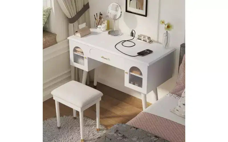 Silla de tocador moderna y elegante con estante de almacenamiento, escritorio y puertos de carga