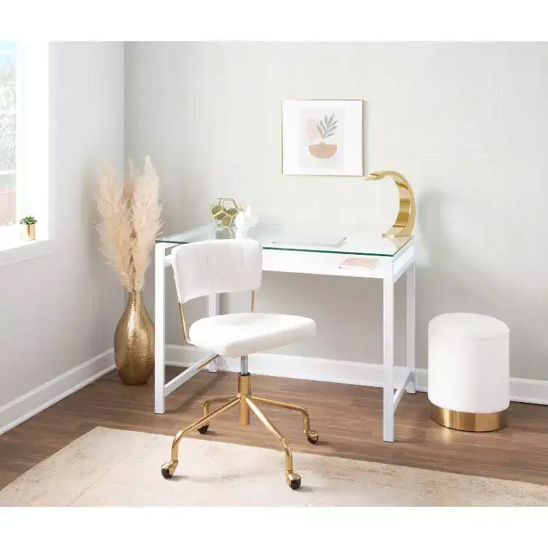 Sillón de oficina Tania con estructura de metal dorado y tapizado de terciopelo crema
