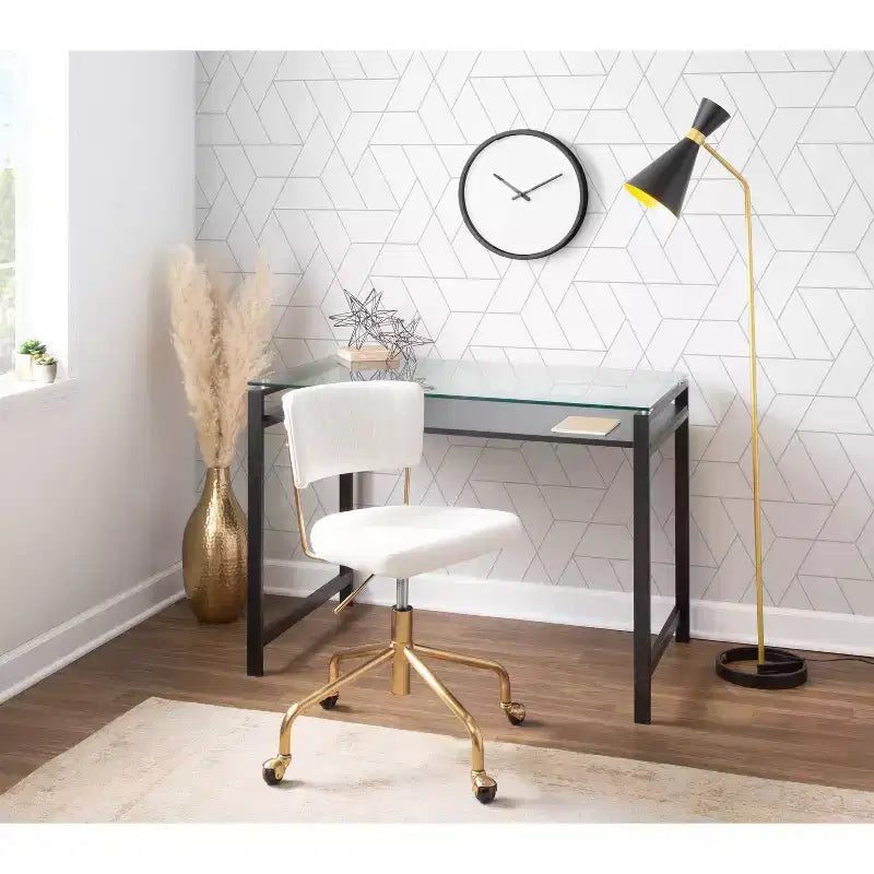 Sillón de oficina Tania con estructura de metal dorado y tapizado de terciopelo crema