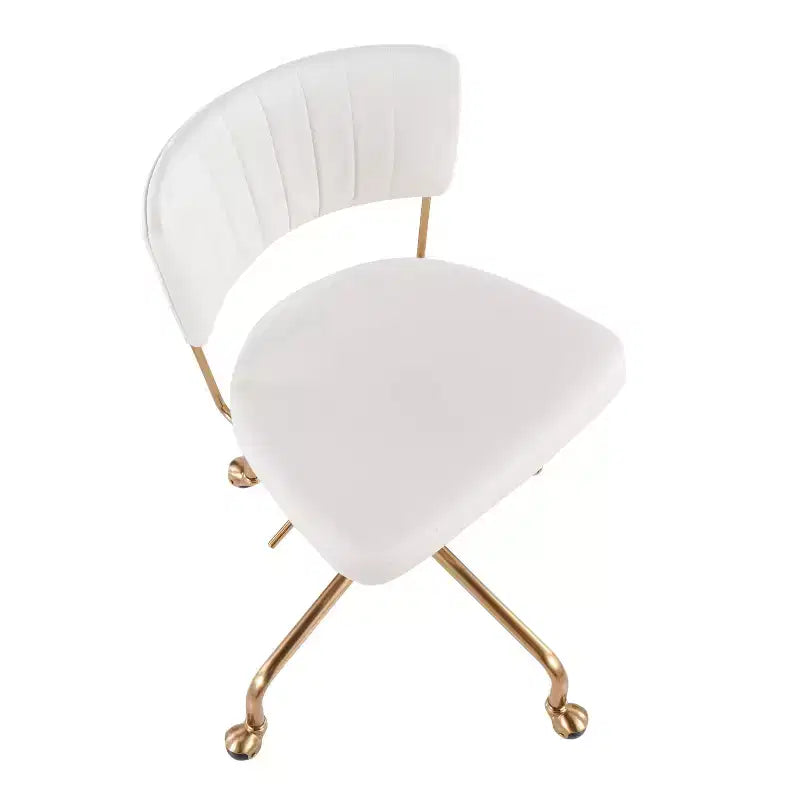 Sillón de oficina Tania con estructura de metal dorado y tapizado de terciopelo crema