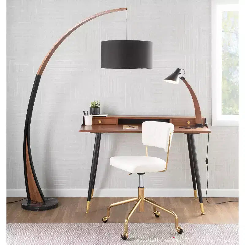 Sillón de oficina Tania con estructura de metal dorado y tapizado de terciopelo crema