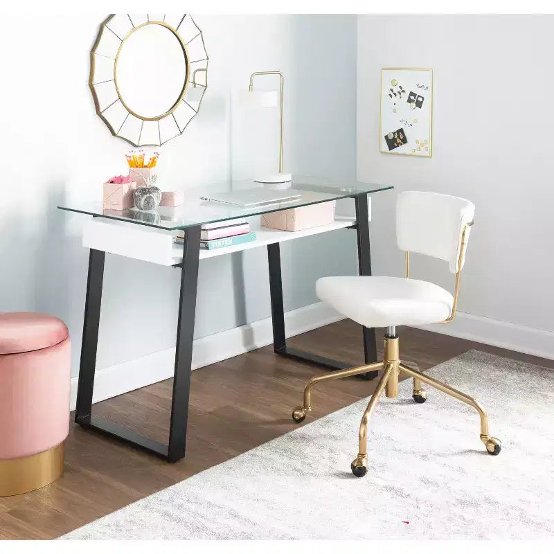 Sillón de oficina Tania con estructura de metal dorado y tapizado de terciopelo crema